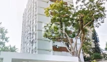 Imóvel impecável, piso laminado novo,cozinha americana sob medida, área de serviço com armários, sala de estar e jantar,  quartos com móveis sob medida, gás central e splits em todas as peças.&lt;BR&g