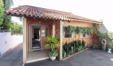 Excelente casa à venda na Rua General Rondon, Tristeza, Porto Alegre. Com 5 dormitórios, 6 banheiros, 15 vagas, área privativa de 199.62m² e área total de 1089m². Infraestrutura com quiosque e salão d