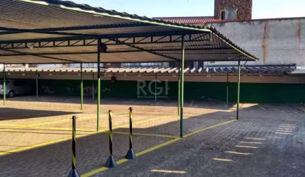 Terreno com 2 lotes individualizados com 32X31,5, com 992m² próximo à Cristiano Fischer, Clube Farrapos, com estacionamento (50 box  cobertos locados mensalista,comprovação rendimentos em planilhas co