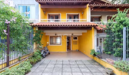Belo sobrado no bairro Espírito Santo. Com uma vista incrível, de todos os ambientes. São 3 pavimentos e um pátio nos fundos. &lt;BR&gt;Primeiro pavimento conta com 1 lavabo, sala de estar com lareira