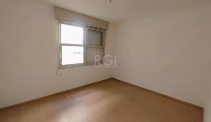 Apartamento desocupado  com 2 dormitórios, sala, cozinha ampla, área de serviço separada. Um lance de escadas e vaga de garagem escriturada e descoberta.   Localizado próximo  ao Zafarri da Avenida Ca
