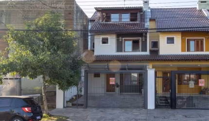 Excelente residência , podendo ser comercial também, muito ampla e arejada no  primeiro pavimento contamos com 4 vagas disponíveis para estacionar dentro do patio  living dois ambientes, com  lareira 