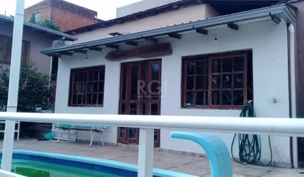 Terreno 10 X 57 com 2 casas no pátio sdo ;    Casa ( 1 n)  3 dormitórios  , 3 banheiros ,lareira ,área com churrasqueira , edícula ,quiosque , piscina , Casa (2) 3 Dormitórios , sala ampla ,cozinha ár