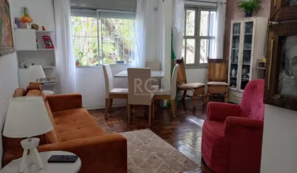 Apartamento aconchegante, em ótimo estado de conservação. Possui dois dormitórios, living, cozinha,  banheiro social, área de serviço. O condomínio tem salão de festas, churrasqueira. Ficam no imóvel,