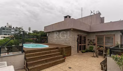 Belíssima cobertura à venda em Porto Alegre, localizada no bairro Santa Tereza. Com 207m² de área privativa e 281m² de área total, possui 3 quartos, sendo 1 suíte, 4 banheiros sociais, 2 vagas de gara