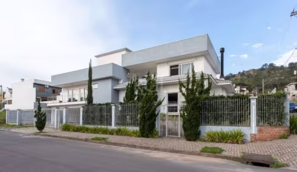 Excelente casa de esquina no Bairro Guarujá, zona sul de Porto Alegre. Ótima orientação solar manhã e tarde, circulação de ar e iluminação naturais. Pavimento superior com 4 quartos sendo 3 suítes, su