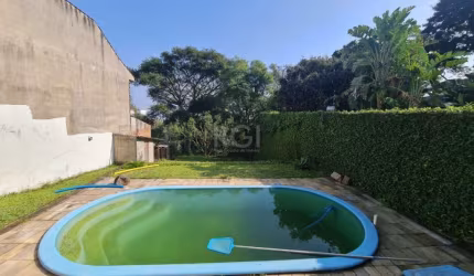 Oportunidade terreno  amplo na parte alta do Cristal  com vista, medindo 11 x 144, com  área total 1639,05m² , consta hoje uma casa mista e uma piscina  com grande potencial para construção de linda e