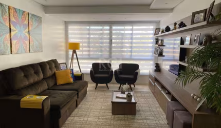Lindo apartamento no bairro Tristeza de três dormitórios, sendo 1 suíte,  living dois ambientes com lareira e cozinha americana com bancada e churrasqueira. Ficam todos os móveis planejados e ar condi