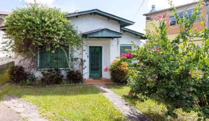 Casa em alvenaria com ótima estrutura só precisa uma atualização. são 3 dormitórios, 2 salas, copa/cozinha e um banheiro. Churrasqueira externa. Edícula com 2 quartos, sala, cozinha e banheiro.&lt;BR&