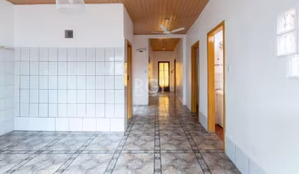 Casa residencial para l no bairro Cavalhada, com aproximadamente 50m², piso cerâmico, 02 dormitórios sendo 01 com ventilador de teto, cozinha com pia e ventilador de teto, área de serviço com tanque, 