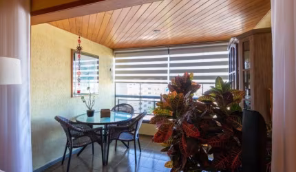 Excelente apartamento no coração do bairro Floresta, três dormitórios(sendo uma suíte), cozinha, área de serviço, living 2 ambientes com sacada,  prédio com portaria 24hs e salão de festas. &lt;BR&gt;