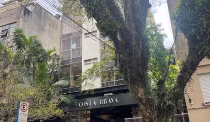 Sala comercial de alto padrão no Moinhos de Vento. Sala ampla, iluminada e bem ventilada, com 1 banheiro. Prédio próximo ao Parcão, com linda vista. Prédio de 5 pavimentos, sendo 4 salas por andar, co