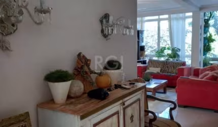 Já pensou em morar bem pertinho da Redenção?&lt;BR&gt;Maravilhoso apartamento de frente com 150m., 3 dormitórios, 2 banheiros, todo reformado com gesso no teto, piso porcelanato e parque com sinteco n