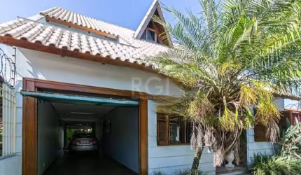 Casa com 4 dormitórios, 1 suíte  4 banheiros, banheira de hidromassagem,  box,  pátio com piscina  Armários embutidos no dormitório, armários nos banheiros,  na cozinha, chuveiro a gás, Mesas e cadeir