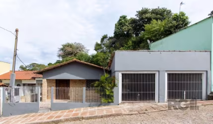 Casa térrea, no bairro Cavalhada, zona sul de Porto Alegre, construção antiga com peças amplas e arejadas. Possuí 2 dormitórios, 2 banheiros, ampla cozinha, sala de estar, sala de jantar,  escritório 
