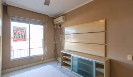 Apartamento 2 dormitórios, living 2 ambientes, banheiro social, cozinha, área de serviço,  silencioso e bem arejado. Ficam os móveis sob medida e split instalado.  Condomínio com portaria 24 horas, 2 