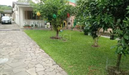 Este terreno tem 502,00m2, tendo três casas de alvenaria. &lt;BR&gt;Primeira casa: Possui três dormitórios, uma suíte, living, cozinha, churrasqueira, área de serviço, banheiro social e vaga coberta p