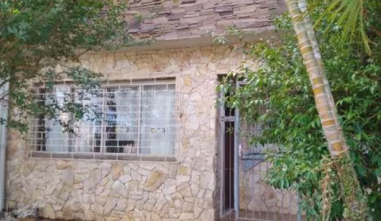 Excelente oportunidade de adquirir uma casa com 3 dormitórios, 1 banheiro, 1 vaga de garagem, 2 salas, localizada na Rua Mata Coelho. O imóvel possui área privativa de 114.75m² e área total de 420m². 
