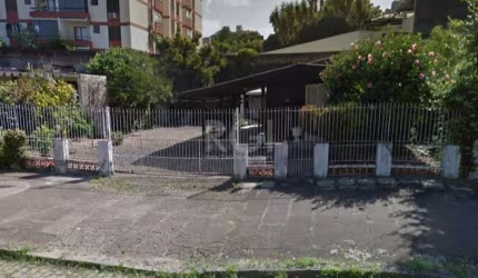 Casa à venda no bairro Tristeza, em Porto Alegre. &lt;BR&gt;Possui dois dormitórios, um banheiro, duas vagas na garagem e área total de 374,00m2. Excelente oportunidade para você que busca um imóvel c