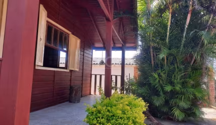 Chalé em madeira pré fabricado com 2 pisos, sendo no andar de cima 2 dormitórios, sala com lareira,cozinha e banheiro em alvenaria,  No andar de baixo, amplo salão com banheiro e a saída para o pátio.