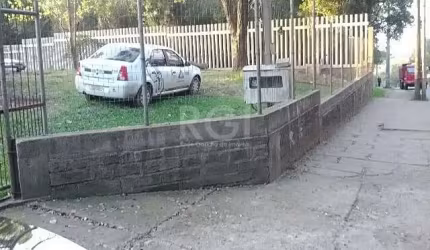 Ótimo terreno com 2.500m² de área cercado com muro de concreto, no bairro Agronomia.Localizado na Rua Dolores Duran, com topografia irregular e infraestrutura completa com água, energia elétrica e red
