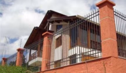 Ótima residência , estilo sobrado, 03 dormitórios (01 suíte), banho social, copa/cozinha, lavanderia, living 02 ambientes, garagem para 04 carros. Quiosque com piscina e churrasqueira.