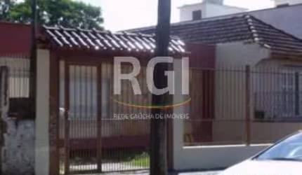 NA RUA ANGELO BARCELOS &lt;BR&gt;OTIMA CASA TÉRREA, com 180m²,  com 3 dormitórios, apartamento completo nos fundos, churrasqueira e garagem para 3 carros coberta, em terreno 9,90 x 39,60m.&lt;BR&gt;&l