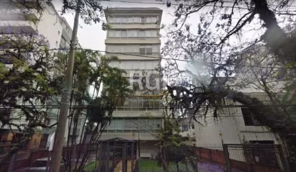 Cobertura 380m² úteis, andar alto.&lt;BR&gt;No andar inferior composto  3 quartos, sendo 1 suíte, banheiro social, living 3 ambientes com sala de jantar, sala de estar e sala de tv, área de serviços c