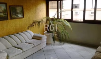 Excelente apartamento 2 dormitórios, 1 vaga/box de garagem coberta, sol da manhã e da tarde, living para 2 ambientes e sacada. &lt;BR&gt;Condomínio com infra estrutura enxuta e em ótima localização. &