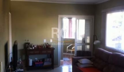 Excelente apartamento à venda no bairro Sarandi em Porto Alegre. Com 2 quartos, 1 banheiro, sala ampla com 2 ambientes e cozinha. O imóvel possui 84,59m² de área privativa e 118,13m² de área total. Co