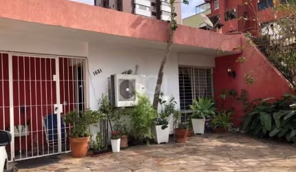 Excelente casa 3 dormitórios sendo 1 suíte, totalmente mobiliada, dependência de empregada, Salão de festas com piscina, living. 01 vaga coberta e 2 descobertas.&lt;BR&gt;Possui laje podendo ampliar.&