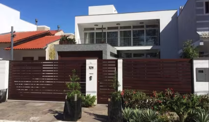 Casa em condomínio, 3 dormitórios, 2 suítes, 4 vagas de garagem no bairro Hípica, Porto Alegre/RS   &lt;BR&gt;     &lt;BR&gt;Esta deslumbrante casa oferece luxo e conforto, com uma espaçosa sala de es