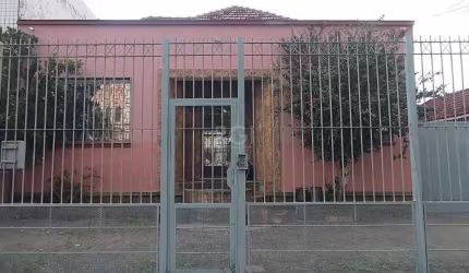 Casa 3 dormitórios, 3 vagas de garagem, no bairro Medianeira, Porto Alegre/RS.     &lt;BR&gt;&lt;BR&gt;Excelente casa no Bairro Medianeira, construção vintage totalmente preservada com Frente para a R