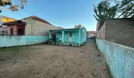 Terreno de 482m², bairro Camaquã - Porto Alegre &lt;BR&gt; &lt;BR&gt;Terreno medindo 10m de frente  e 48,20m de frente ao fundo, totalizando 482m², com Casa sobre o mesmo, com 03 dormitórios e vaga pa