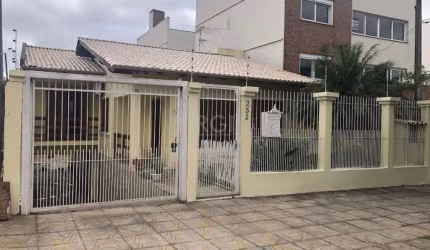 Casa 4 quartos, 1 suíte, 3 vagas de garagem, no bairro Chácara das Pedras, Porto Alegre/RS.   &lt;BR&gt; &lt;BR&gt;Esta encantadora residência oferece um ambiente espaçoso e bem distribuído em dois pi