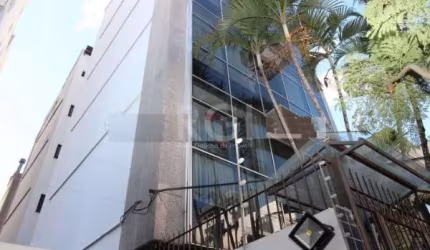 Ótimo apartamento de um dormitório e uma suíte, living para dois ambientes com janela panorâmica e cozinha montada com área de serviço.&lt;BR&gt;Água quente, gás central, ótima iluminação natural, sem