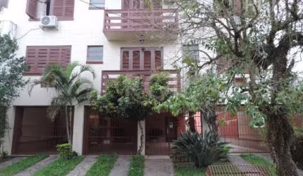 Apartamento desocupado, em prédio pequeno e exclusivo e apenas um lance de escada com poucos degraus. &lt;BR&gt;São 3 dormitórios sendo 1 suíte master, amplo living integrado com a cozinha. &lt;BR&gt;