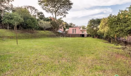 EXCLUSIVIDADE!! Raridade na Vicente Montéggia, área com 3.200m2, ideal para condomínio fechado, investimento para locação e moradia. No terreno uma casa de alvenaria c/ 2 dormitórios, living c/ lareir