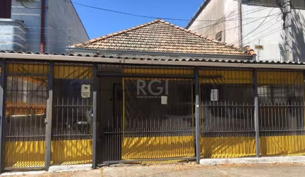 Excelente casa comercial e residencial em um terreno que mede 7,92 metros de frente por &lt;BR&gt;49,50 metros de frente a fundos,  com vaga para dois carros na frente do imóvel,  localizada no bairro