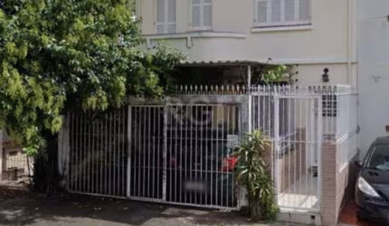 CASA DE 2 DORMITÓRIOS NO BAIRRO: HIGIENÓPOLIS  EM PORTO ALEGRE.&lt;BR&gt;CASA DE 2 DORMITÓRIOS BEM LOCALIZADO, COZINHA, SALA, 2 BANHEIROS, LAVANDERIA, PÁTIO, O PORÃO TEM A MESMA MEDIDA DA PARTE DE CIM