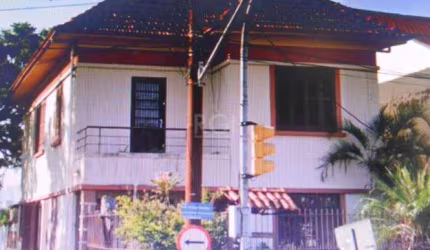 CASA 3 DORMITÓRIOS  NO BAIRRO: MEDIANEIRA EM PORTO ALEGRE;&lt;BR&gt;Casa  residencial com 2 pavimentos, 3 dormitórios,1 dormitório suíte, living, área de seviço, dependência de empregada, banheiro aux