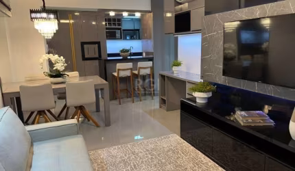 APARTAMENTO DE 1 DORMITÓRIO SENDO SUITE E 2 VAGAS DE GARAGEM.&lt;BR&gt;Apartamento com 53m² privativos, composto por 1 suíte, 2 banheiros, lavanderia, churrasqueira, e 2 vagas de garagem. Infraestrutu