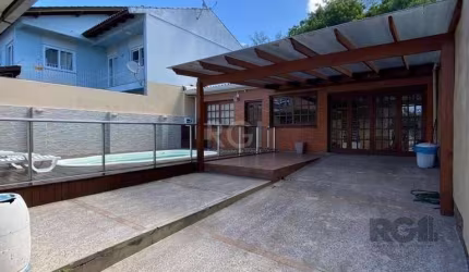 Casa com três dormitórios, piscina, salão de festas e churrasqueira. Reformada recentemente, conta com piso laminado e cozinha semi mobiliada. Próximo à supermercado e escolas, em ótimo bairro da Zona