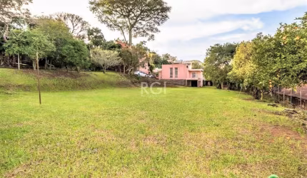 EXCLUSIVIDADE!! Raridade na Vicente Montéggia, área com 3.200m2, ideal para condomínio fechado, investimento para locação e moradia. No terreno uma casa de alvenaria c/ 2 dormitórios, living c/ lareir