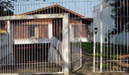 CASA COM PEÇAS AMPLAS, LIVING 3 AMBIENTES, SALA JANTAR SEPARADA. NECESSITA SER ATUALIZADA, ESTÁ TODA ORIGINAL. TERRENO EM DECLIVE COM FRENTE PARA DUAS RUAS, LUIS VOELCKER E ARAPONGA.  PART INFERIOR SI