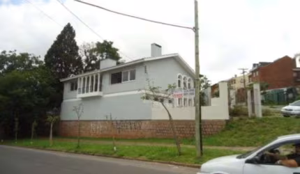 TERRENO TRAPEIZODIAL, DE ESQUINA, APROXIMADAMENTE 580,00M2. CASA TOTALMENTE REFORMADA, HIDRAULICA, ELÉTRICA, PISOS, AZULEJOS, LOUÇAS, METAIS. 4 DORMITÓRIOS, SENDO 1 INTEGRADO AO LAVABO, PISOS PORCELAN