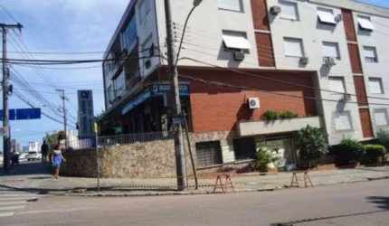 APARTAMENTO 3 DORMITÓRIOS, ENSOLARADO, AREJADO, SILENCIOSO, DE FUNDOS COM VISTA DO BAIRRO. TODO REFORMADO, IMPECÁVEL. 1 LANCE DE ESCADAS. ELÉTRICA E HIDRÁULICA NOVAS. PARTE SOCIAL EM PORCELANATO, PART