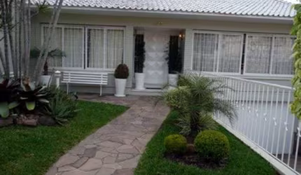CASA 5 DORMITÓRIOS, SENDO3 MOBILIADOS, 2 SUITES, LAVABO, GABINETE, LIVING AMPLO, SALA DE JANTAR SEPARADA, COZINHA E COPA MOBILIADA, DEPENDÊNCIA DE EMPREGADA COMPLETA, LAVANDERIA AMPLA, DESPENSA, SALÃO