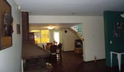 Casa com peças amplas em bom estado de conservação. Ótimo pátio com privacidade, salão de festas ao fundo necessitando reparos. Possibilidade de 5 estacionamentos ou mais. Excelente ponto comercial. 2