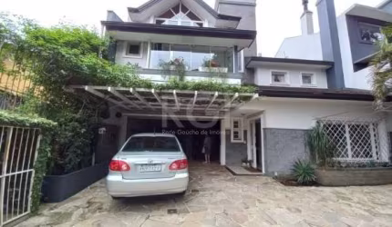 Excelente sobrado de tres pavimenntos.&lt;BR&gt;Pavimento térreo;Living com lareira, sala de jantar ,lavabo,cozinha,área de serviço tudo isso integrado a charmoso pátio,com churrasqueira externa :&lt;